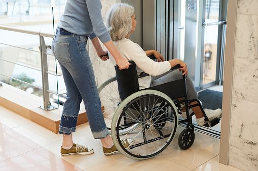 Ascensores: cuando las escaleras se convierten en un suplicio, según Ascensoresparacasas.com