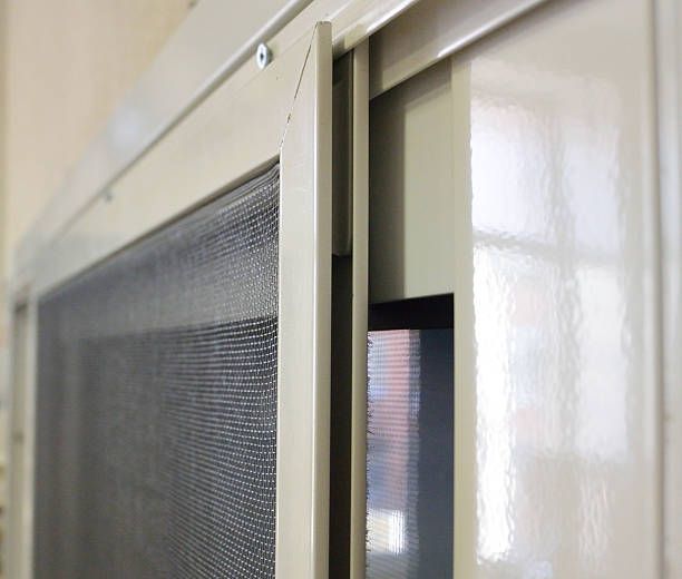 Un alto número de las mosquiteras correderas no están correctamente montadas
