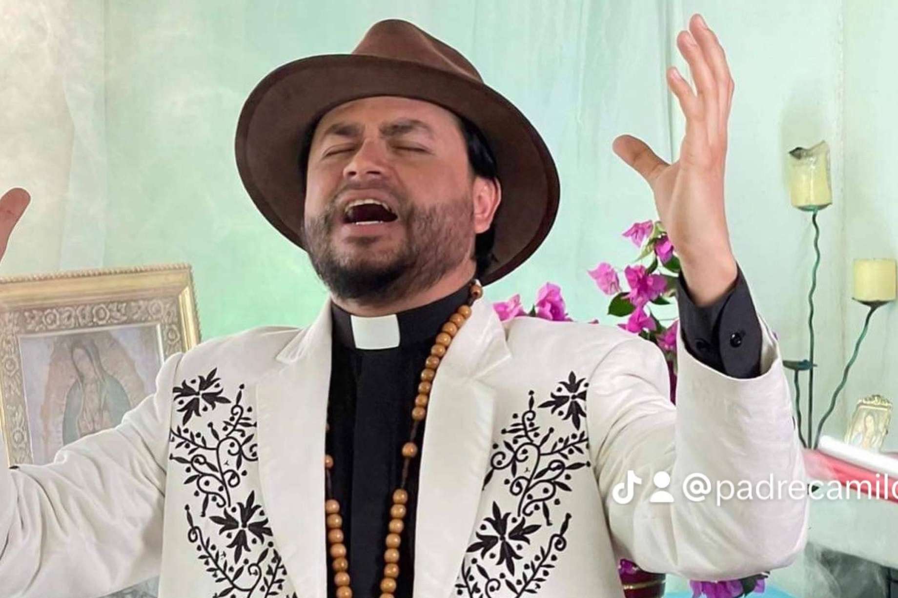Camilo Cardozo, el padre católico que difunde su mensaje de desarrollo espiritual por las redes sociales