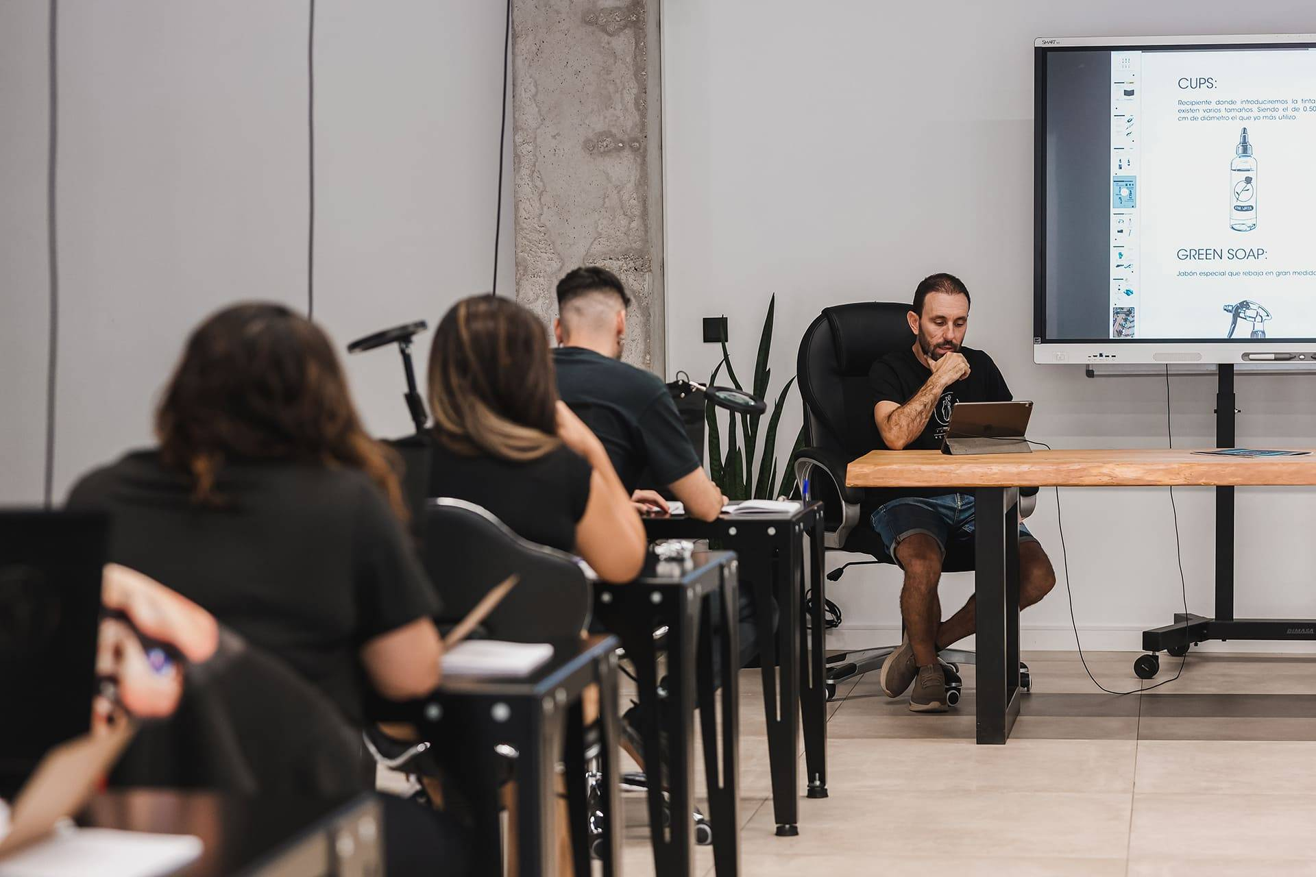 El tatuaje como profesión artística; cómo elegir bien un curso de tatuaje en un sector en plena transformación